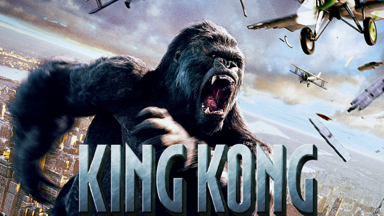 King Kong raksasa mengamuk di tengah kota dengan pesawat tempur mengelilinginya dalam adegan film King Kong