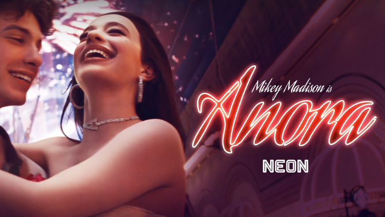 Mikey Madison sebagai Anora sedang tertawa bahagia dalam pelukan seorang pria dengan latar belakang lampu neon bertuliskan "Mikey Madison is Anora" dan logo NEON.