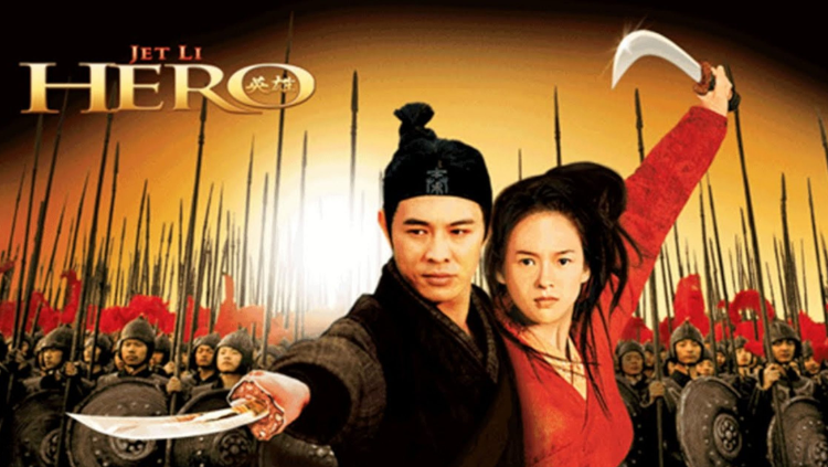 Poster film Hero menampilkan Jet Li memegang pedang di depan dan Zhang Ziyi mengangkat senjata sabit di belakangnya, dengan latar belakang ribuan pasukan tentara kerajaan Tiongkok kuno dan teks emas bertuliskan "JET LI HERO".