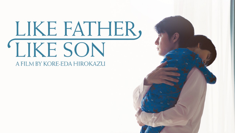 Seorang pria mengenakan kemeja putih sedang memeluk erat seorang anak kecil yang memakai piyama biru motif rusa, dengan latar belakang cahaya putih terang yang lembut dan teks "LIKE FATHER, LIKE SON A FILM BY KORE-EDA HIROKAZU".