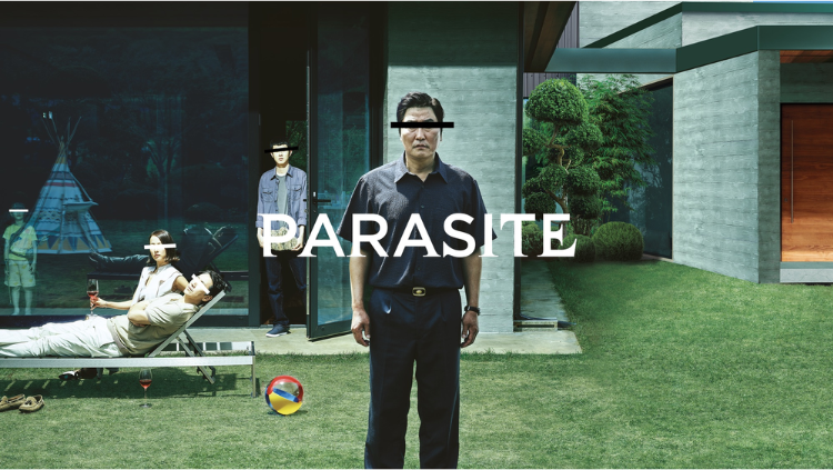 Poster film Parasite menampilkan keluarga Kim dan keluarga Park di halaman rumah mewah dengan mata mereka disensor garis hitam dan putih, terdapat teks putih besar bertuliskan "PARASITE" di tengah gambar.