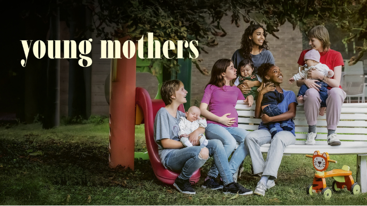 Sekelompok ibu muda duduk bersama di taman bermain, beberapa menggendong bayi dan satu wanita hamil, dengan latar belakang pepohonan dan teks artistik "young mothers" di pojok kiri atas.