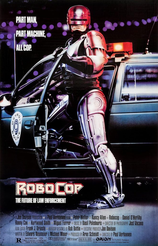 Poster film RoboCop menampilkan polisi futuristik berzirah berdiri di samping mobil patroli