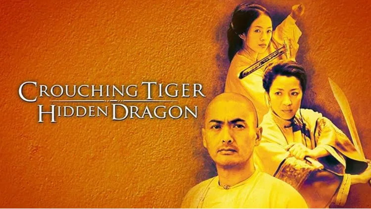 Poster film Crouching Tiger Hidden Dragon dengan latar belakang oranye tekstur dinding; menampilkan profil tiga karakter utama yaitu Chow Yun-fat di bagian bawah, Michelle Yeoh memegang pedang di kanan, dan Zhang Ziyi memegang pedang di bagian atas, lengkap dengan teks judul film berwarna putih.