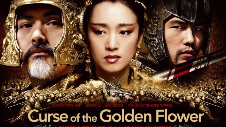 Poster film Curse of the Golden Flower menampilkan wajah tiga pemeran utama; Chow Yun Fat di kiri mengenakan baju besi emas, Gong Li di tengah dengan hiasan kepala emas yang anggun, dan Jay Chou di kanan mengenakan helm perang; di bagian bawah terdapat ribuan prajurit berbaju zirah emas dan teks judul "Curse of the Golden Flower" berwarna krem.