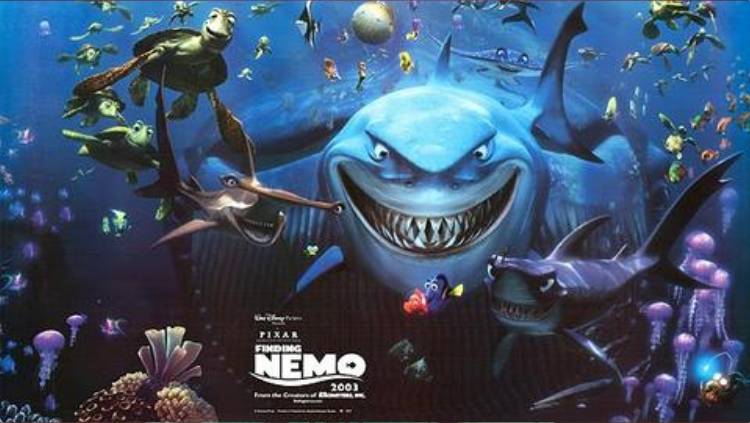 Poster film Finding Nemo menampilkan hiu putih besar bernama Bruce yang tersenyum lebar memperlihatkan giginya yang tajam, dikelilingi oleh Marlin, Dory, kura-kura, dan karakter laut lainnya di dalam air biru, terdapat logo Pixar dan teks "FINDING NEMO" di bagian bawah.