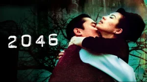 Adegan emosional dari film 2046; seorang pria (Tony Leung) tampak memeluk erat seorang wanita (Faye Wong) dari belakang sambil mencium lehernya; sang wanita memejamkan mata dengan ekspresi sendu; latar belakang menampilkan bayangan pohon kering yang gelap dan teks angka "2046" berwarna putih di sisi kiri.