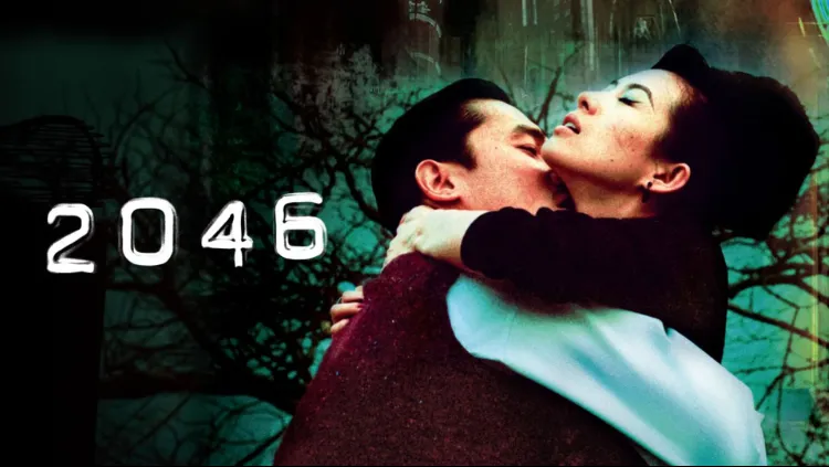 Adegan emosional dari film 2046; seorang pria (Tony Leung) tampak memeluk erat seorang wanita (Faye Wong) dari belakang sambil mencium lehernya; sang wanita memejamkan mata dengan ekspresi sendu; latar belakang menampilkan bayangan pohon kering yang gelap dan teks angka "2046" berwarna putih di sisi kiri.