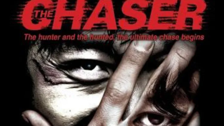 Close-up wajah penuh luka seorang pria dengan ekspresi intens dan mata tajam yang tertutup sebagian oleh jemari tangan; poster film dengan teks judul besar berwarna merah "THE CHASER" di bagian atas dan tagline "The hunter and the hunted, the ultimate chase begins".