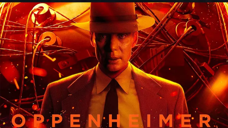 Cillian Murphy sebagai J. Robert Oppenheimer mengenakan topi fedora dan setelan jas, menatap tajam ke depan dengan latar belakang mesin bom atom yang kompleks dengan pencahayaan oranye kemerahan yang dramatis, terdapat teks "OPPENHEIMER" di bagian bawah.