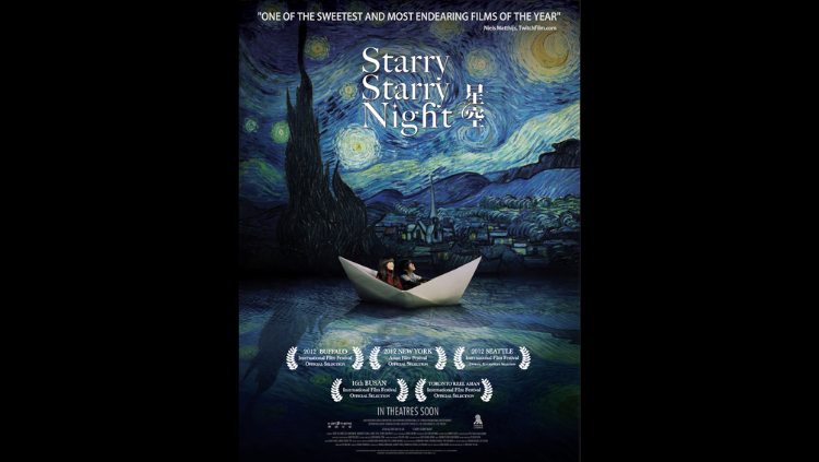 Poster film "Starry Starry Night" yang terinspirasi lukisan Vincent van Gogh; menampilkan dua anak remaja duduk di dalam perahu kertas putih di atas air yang tenang di bawah langit malam berbintang biru dan kuning yang melingkar-lingkar; terdapat teks judul putih "Starry Starry Night" di bagian atas dan daftar penghargaan festival film di bagian bawah.