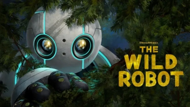 Close-up wajah robot putih bulat dengan mata besar bercahaya keemasan bernama Roz yang sedang bersembunyi di balik dedaunan pinus hijau tua yang rimbun, menampilkan logo DreamWorks dan judul film "THE WILD ROBOT" berwarna kuning di sisi kanan.
