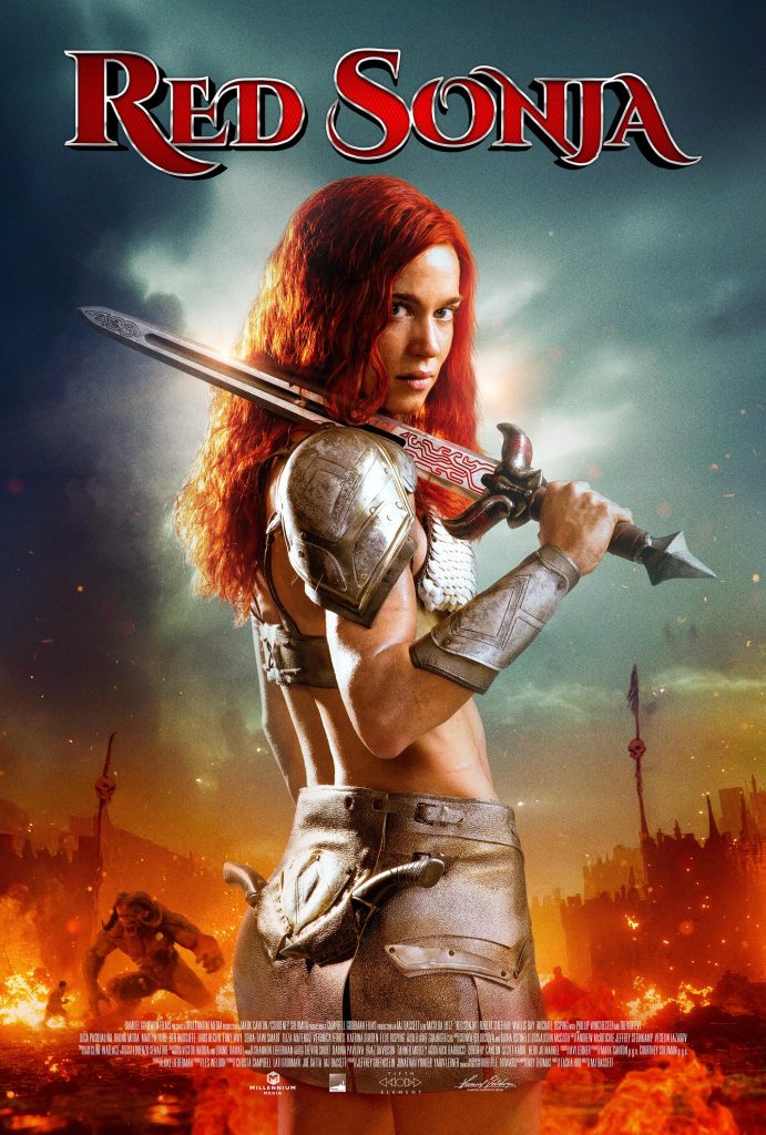 Poster film Red Sonja menampilkan wanita berambut merah memegang pedang dengan latar pertempuran api